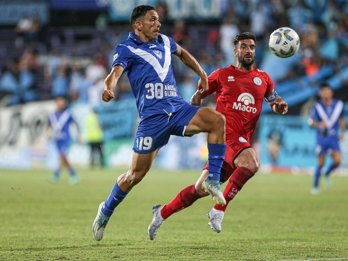 Na snímke vľavo futbalista Velezu Sarsfield Abiel Osorio