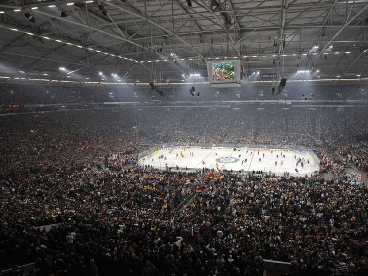 Vypredaná Veltins Arena počas úvodného zápasu MS v hokeji