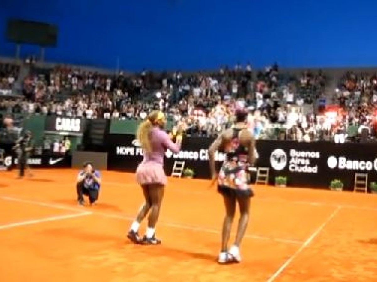Serena a Venus Williamsové to na kurte poriadne roztočili.