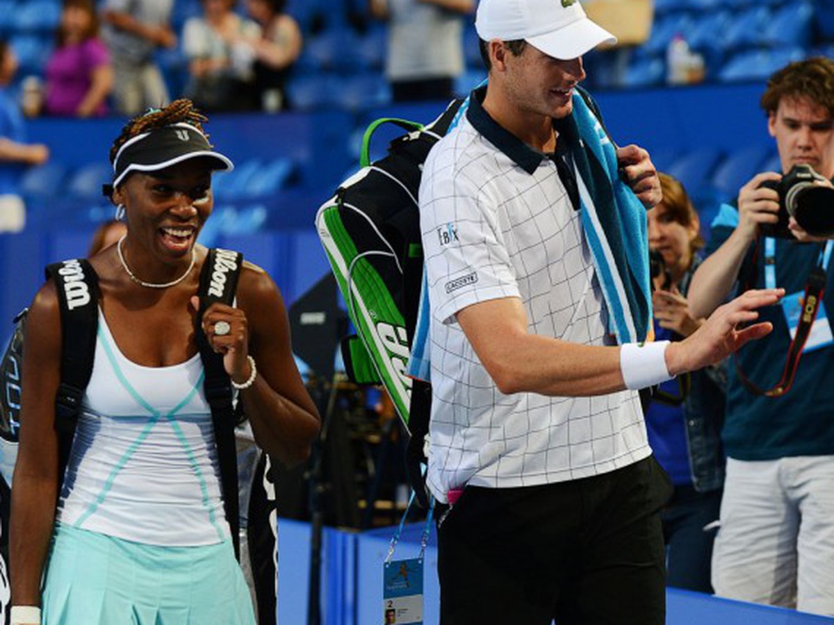 Američania Venus Williamsová a John Isner po triumfe nad JAR