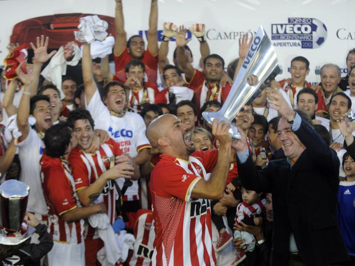 Kapitán Estudiantes Veron s majstrovskou trofejou