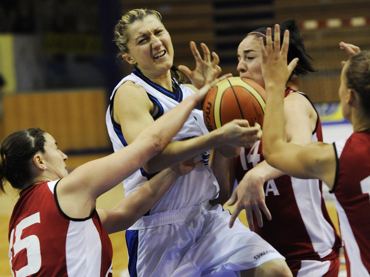Veronika Černáková zo Slovenska v zovretí rakúskych hráčok