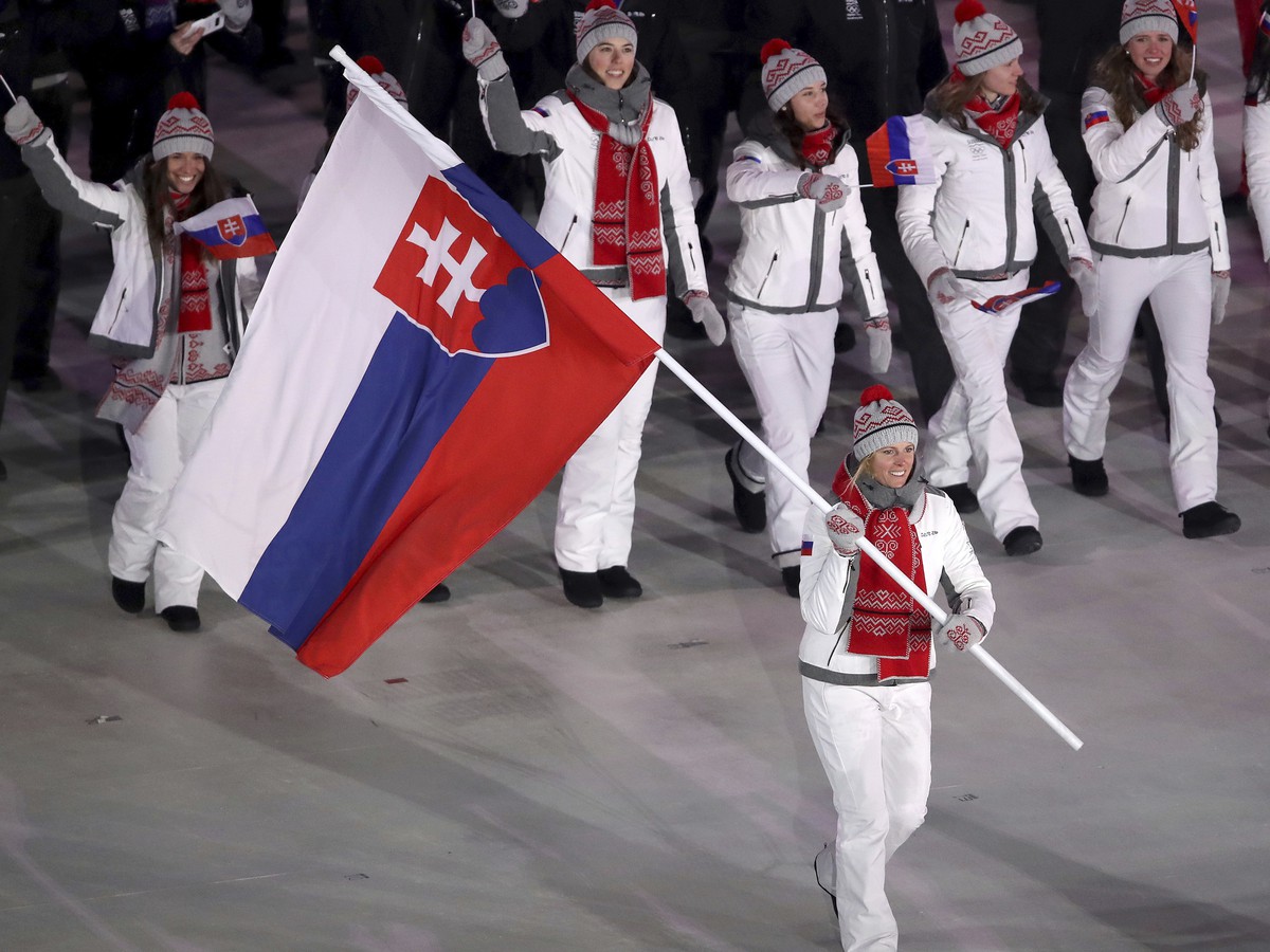 Slovenskí športovci na čele s Veronikou Velez-Zuzulovou na otváraciom ceremoniáli ZOH 2018 v Pjongčangu