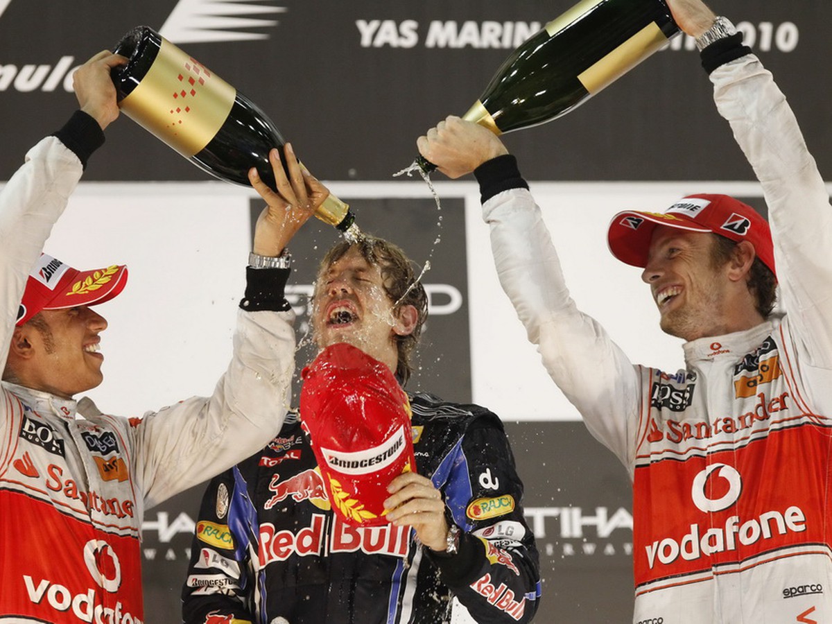 Nemec Vettel si vychutnáva radosť z titulu s Hamiltonom a Buttonom