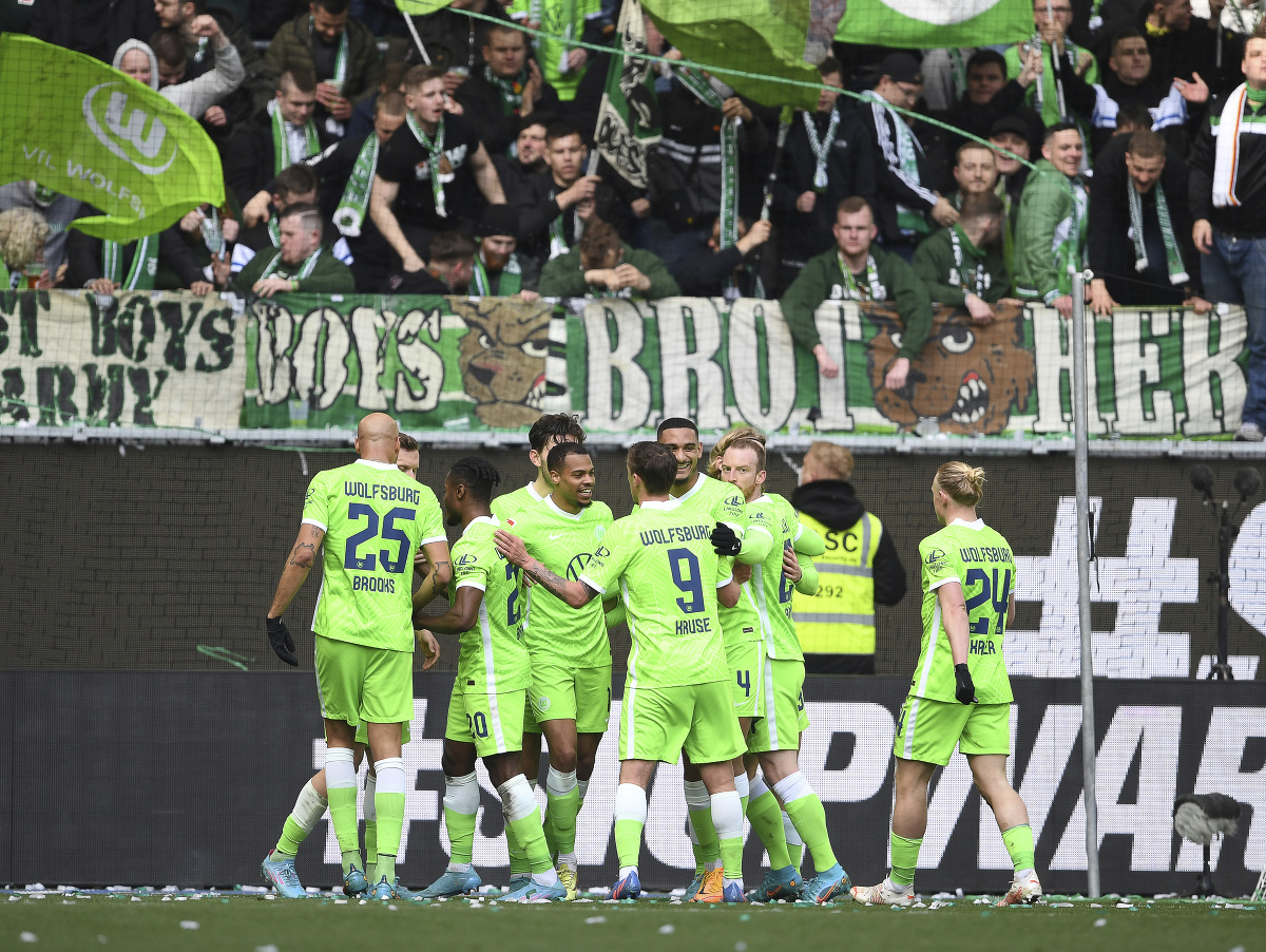 Futbalisti Wolfsburgu pri oslave gólu