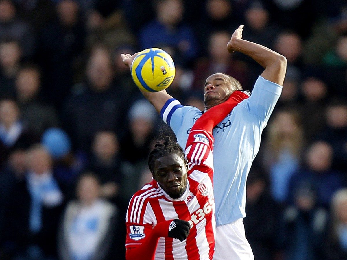 Vincent Kompany a Kenwyne Jones v súboji o loptu