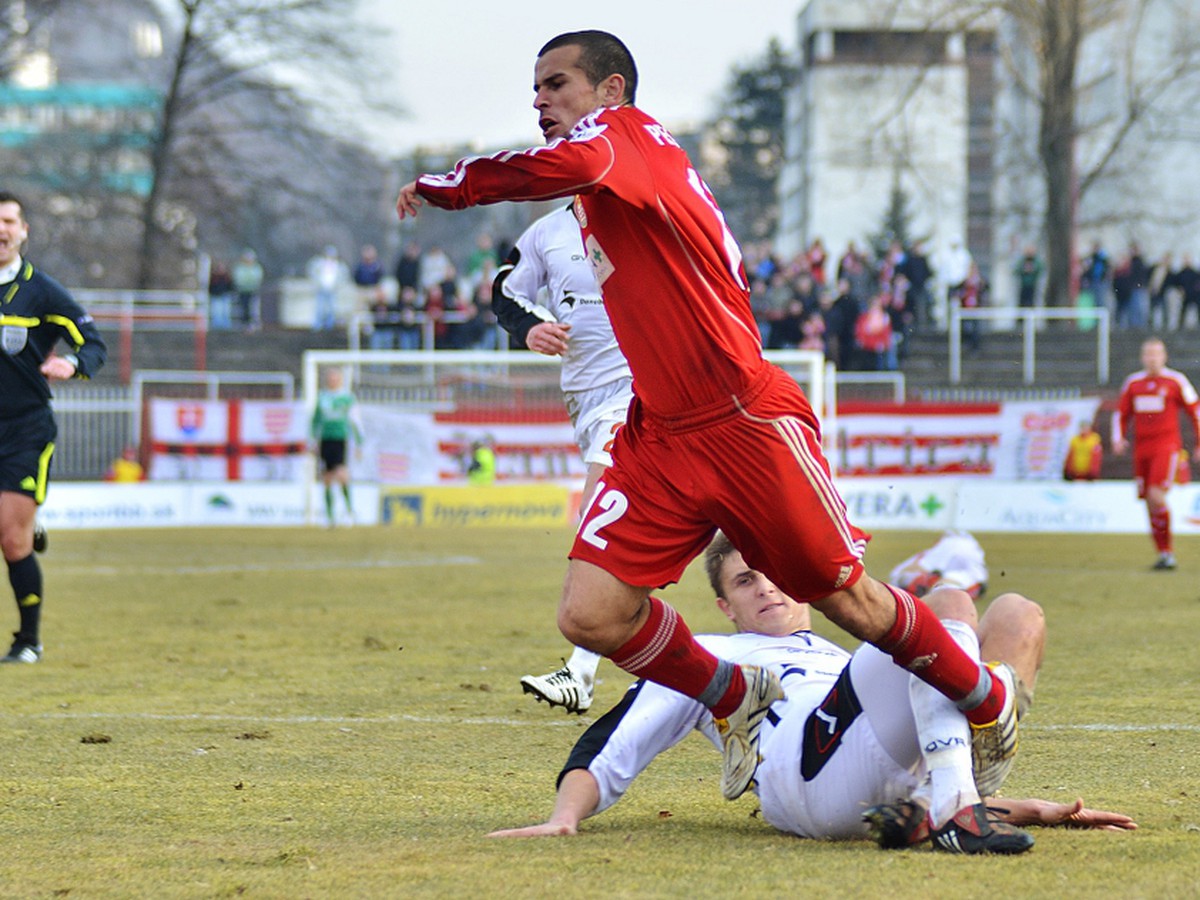 Pečovský faulovaný trnavským obrancom Banovičom 
