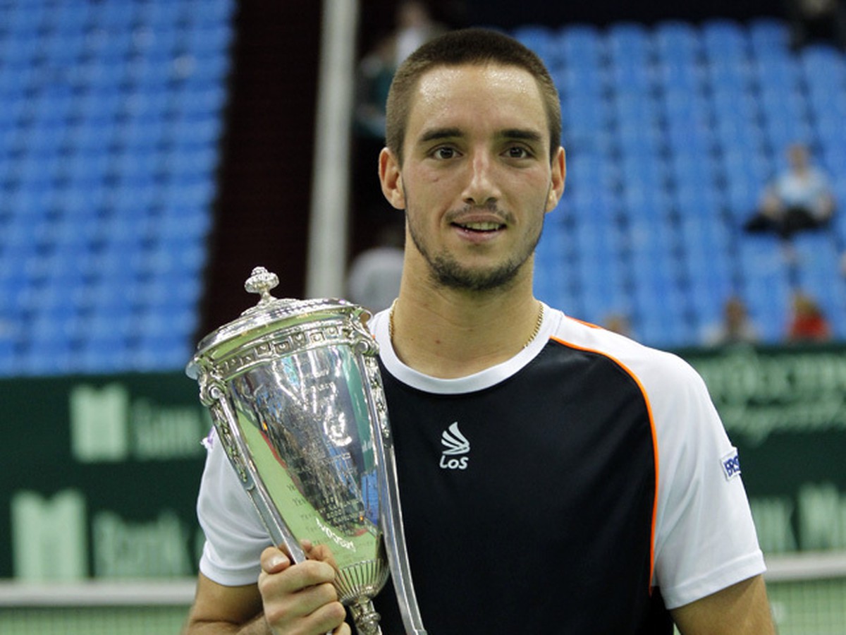 Viktor Troicki s trofejou
