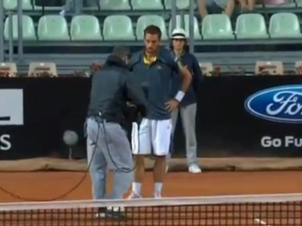 Troicki dotiahol priamo na kurt aj kameru