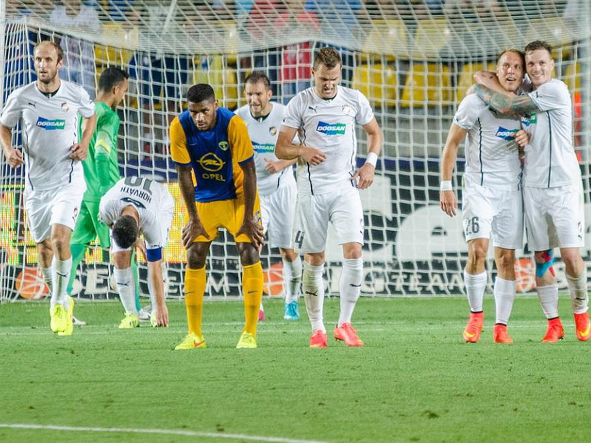 Futbalisti Plzne oslavujú vyrovnávajúci gól do siete rumunského súpera 