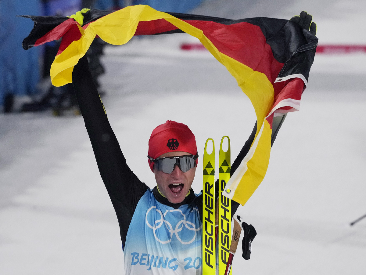 Nemecký reprezentant Vinzenz Geiger sa teší z triumfu na ZOH v Pekingu