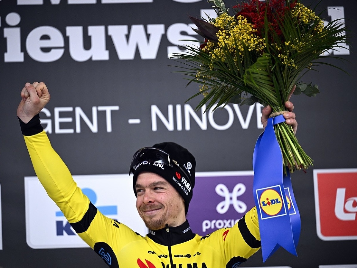 Slovinský cyklista Jan Tratnik z tímu Visma - Lease a Bike sa stal víťazom belgických pretekov Omloop Het Nieuwsblad