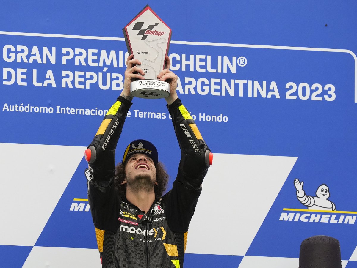Taliansky motocyklový jazdec Marco Bezzecchi z tímu VR46 oslavuje víťazstvo vo Veľkej cene Argentíny v triede MotoGP