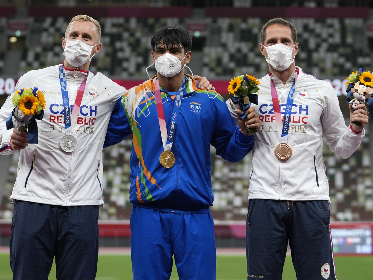 Indický oštepár Neeraj Chopra (uprostred) oslavuje po tom, ako vybojoval pre Indiu historicky prvé olympijské zlato v atletike na OH 2020 v TokiuStriebro i bronz putujú do Česka zásluhou Jakuba Vadlejcha (vľavo) a Vítězslava Veselého (vpravo).