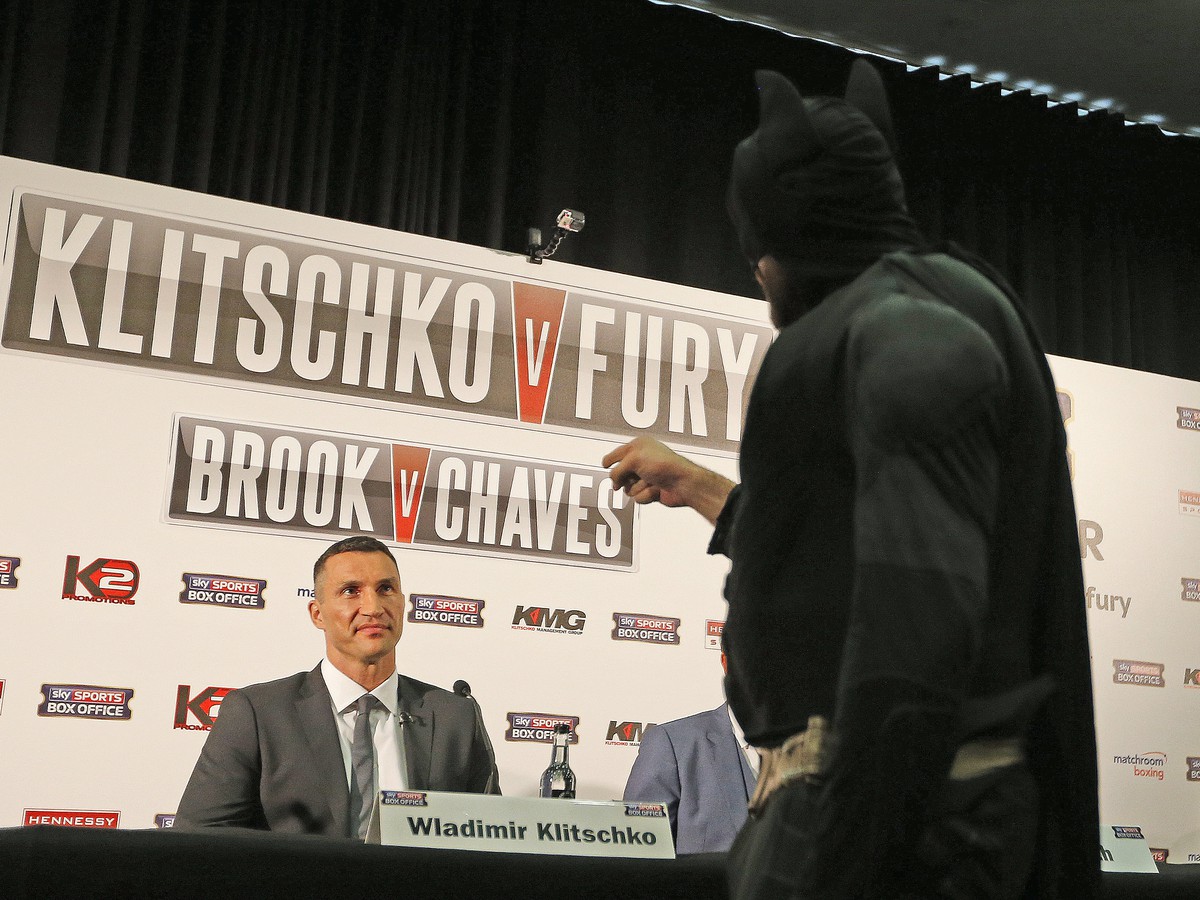 Tyson Fury v kostýme Batmana varuje Vladimira Klička