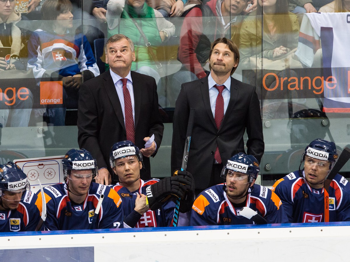 Tréneri slovenskej hokejovej reprezentácie Vladimír Vůjtek a Vladimír Országh