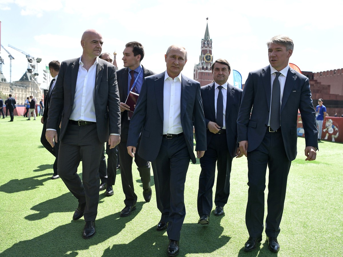 Prezident FIFA Gianni Infantino (vľavo) a ruský prezident Vladimir Putin (v strede)