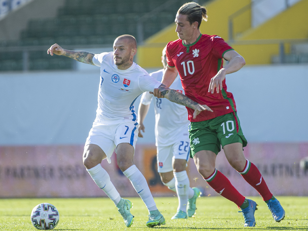 Vladimír Weiss ml. (Slovensko) a vpravo Božidar Krajev (Bulharsko) v prípravnom zápase pred EURO 2020