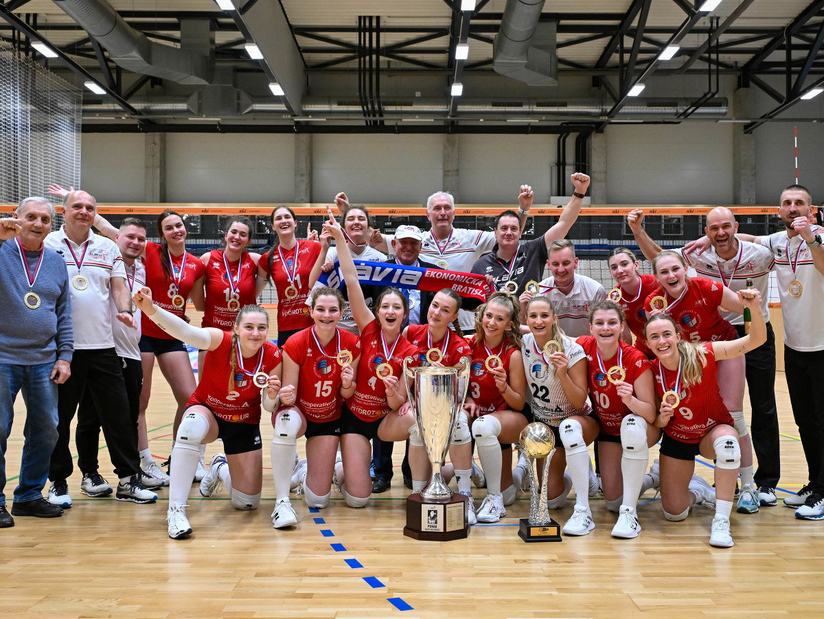 Hráčky Slávie Kooperativa EUBA sa tešia s trofejou po zisku majstrovského titulu 