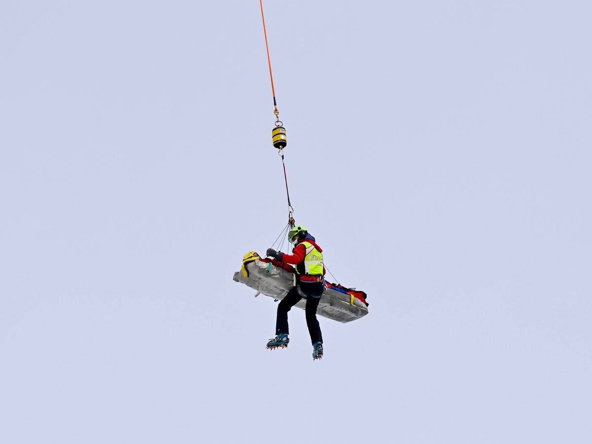 Vrtuľník preváža rakúsku lyžiarku Ninu Ortliebovú po ťažkom páde na tréningu