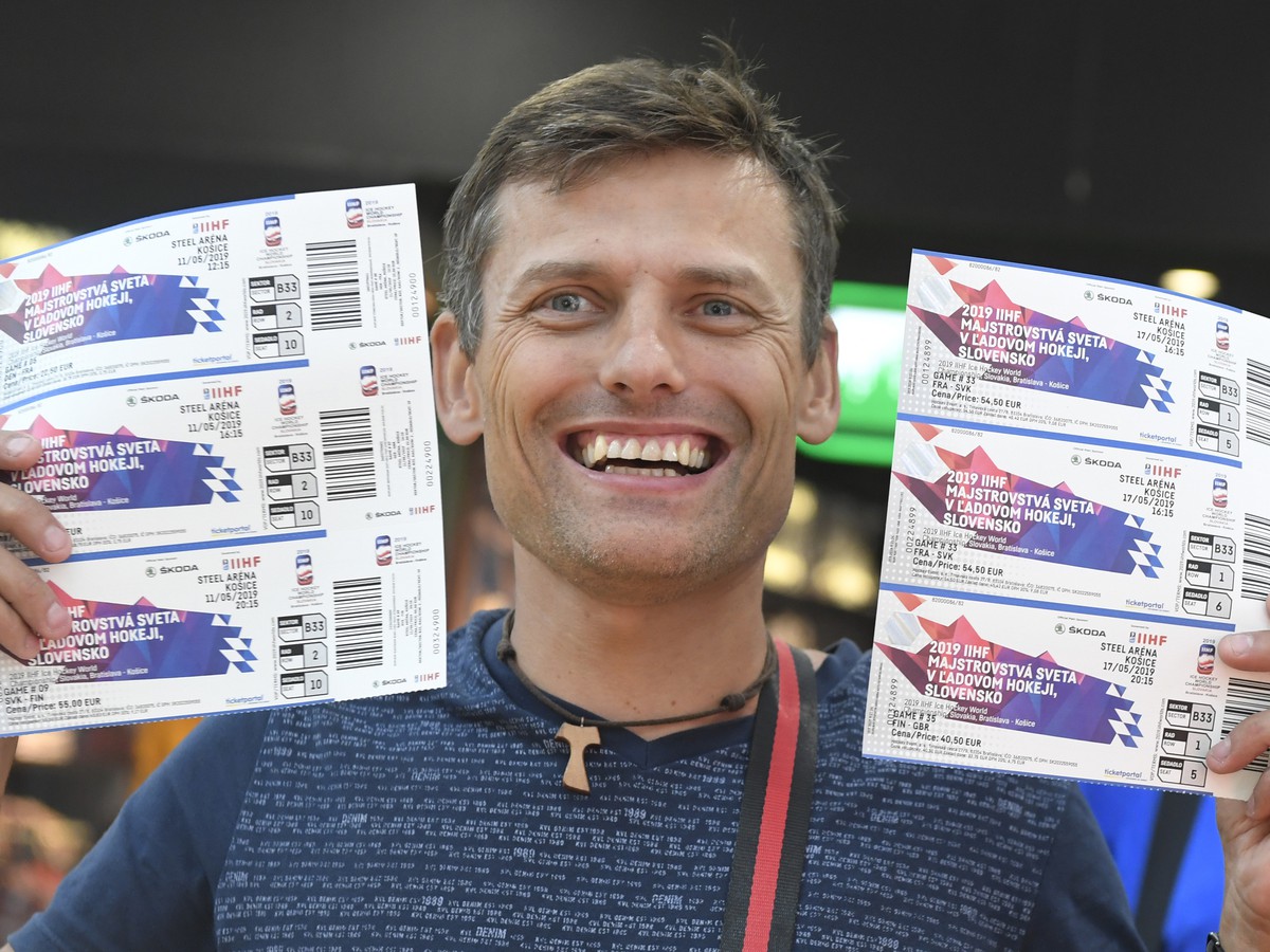 Hokejový fanúšik s lístkami počas oficiálneho spustenia predaja vstupeniek na majstrovstvá sveta v ľadovom hokeji na Slovensku (10. - 26. mája 2019) v Košiciach
