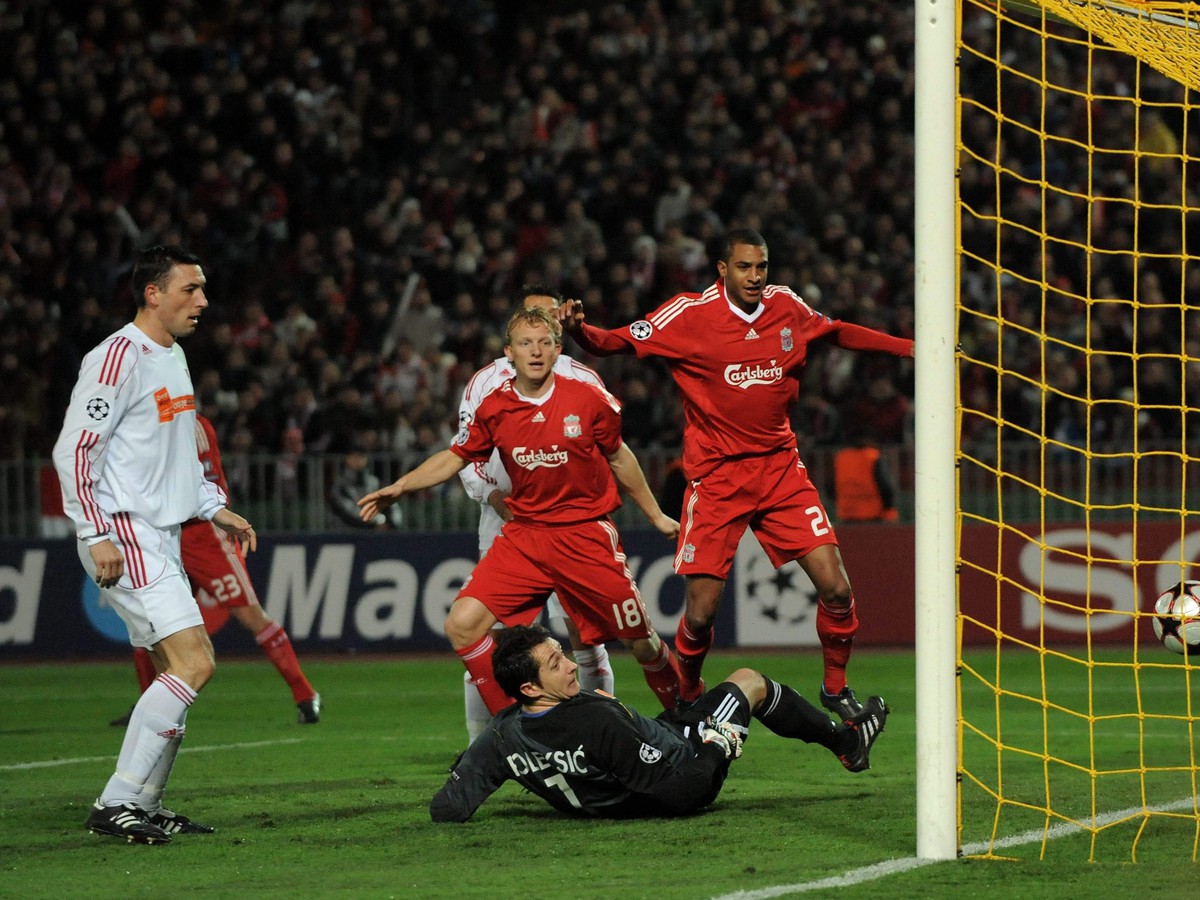 Brankár Vukašin Poleksić v zápase proti Liverpoolu, prekonal ho iba Dirk Kuyt