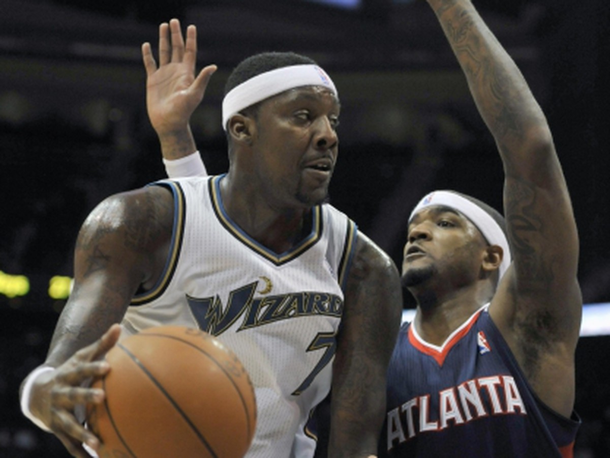 Josh Smith z Atlanty bráni Andraya Blatchea