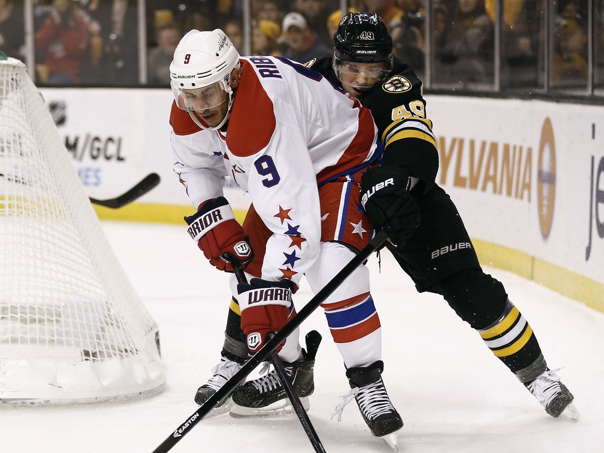 Mike Ribeiro a Rich Peverley v súboji o puk