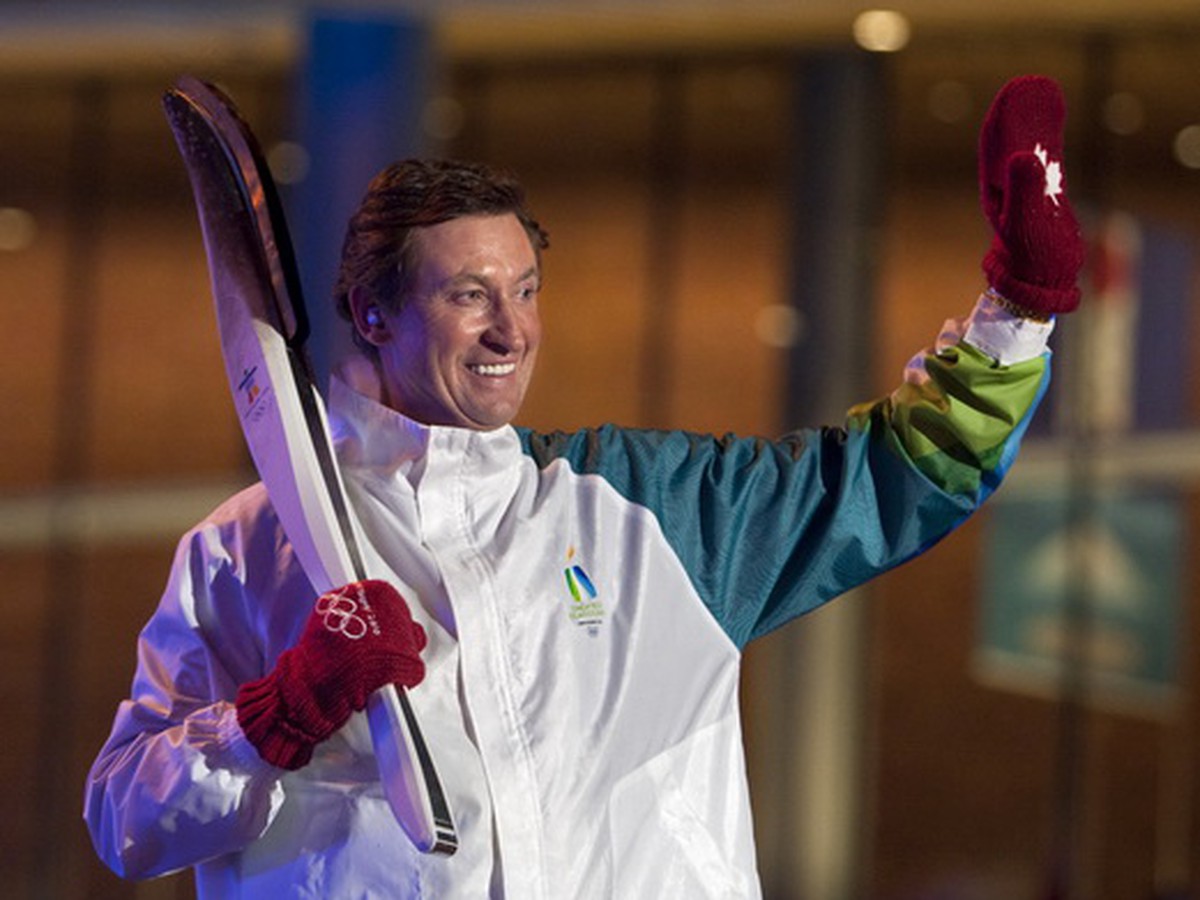 Wayne Gretzky s olympijskou pochodňou