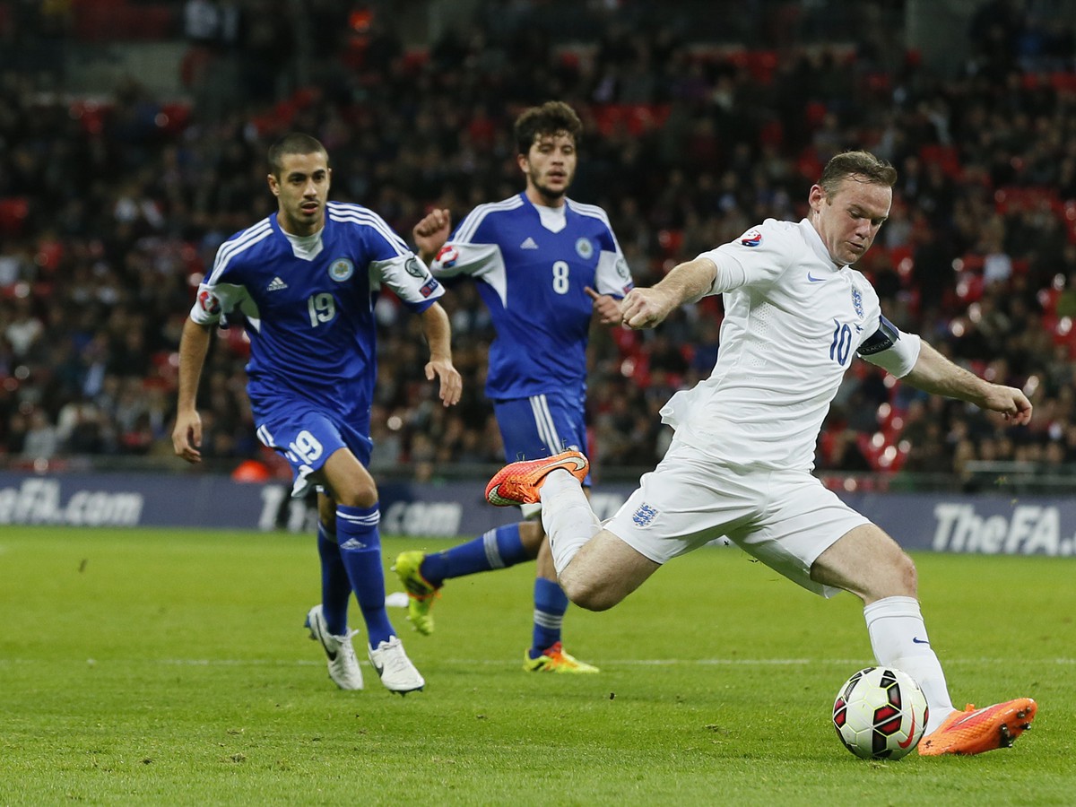 Wayne Rooney strieľa gól Anglicka