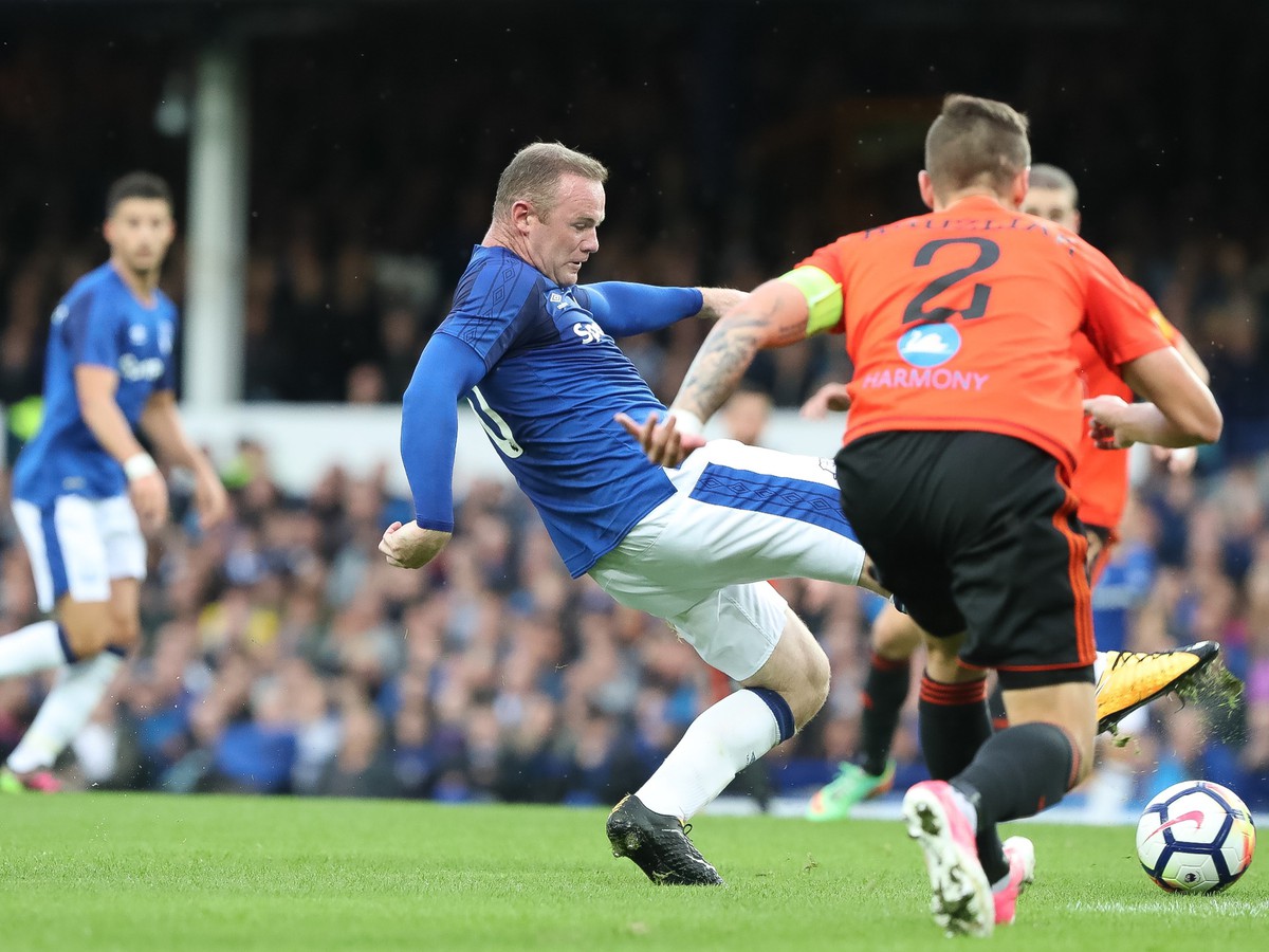 Wayne Rooney proti hráčom MFK Ružomberok