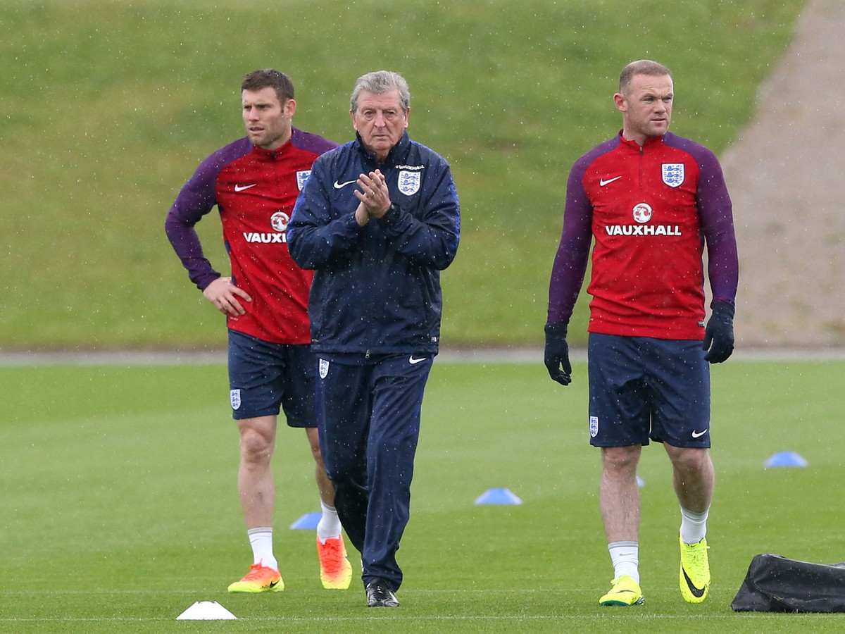 James Milner, tréner Roy Hodgson a Wayne Rooney počas tréningu anglickej reprezentácie