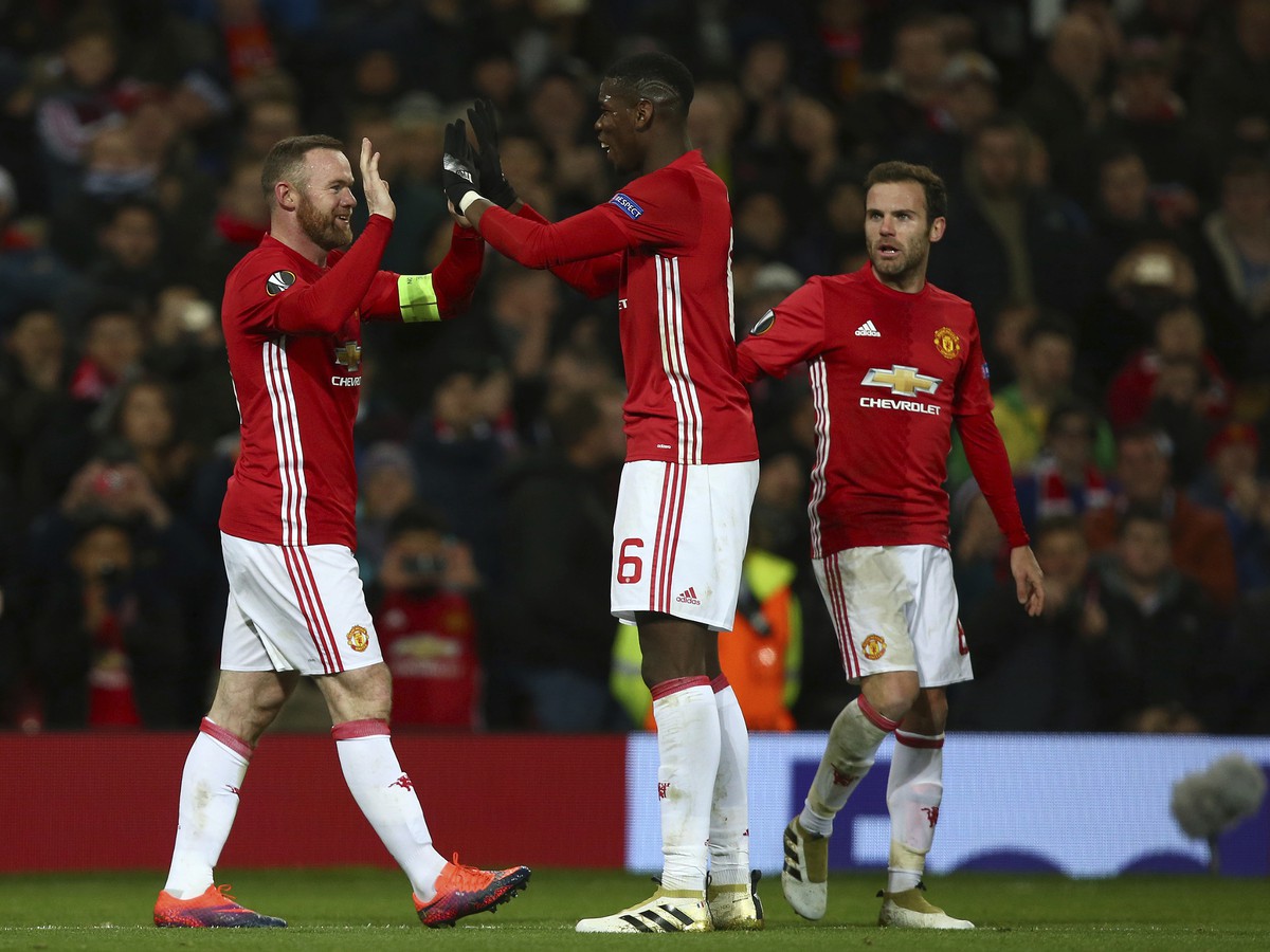 Wayne Rooney a Paul Pogba oslavujú gól United
