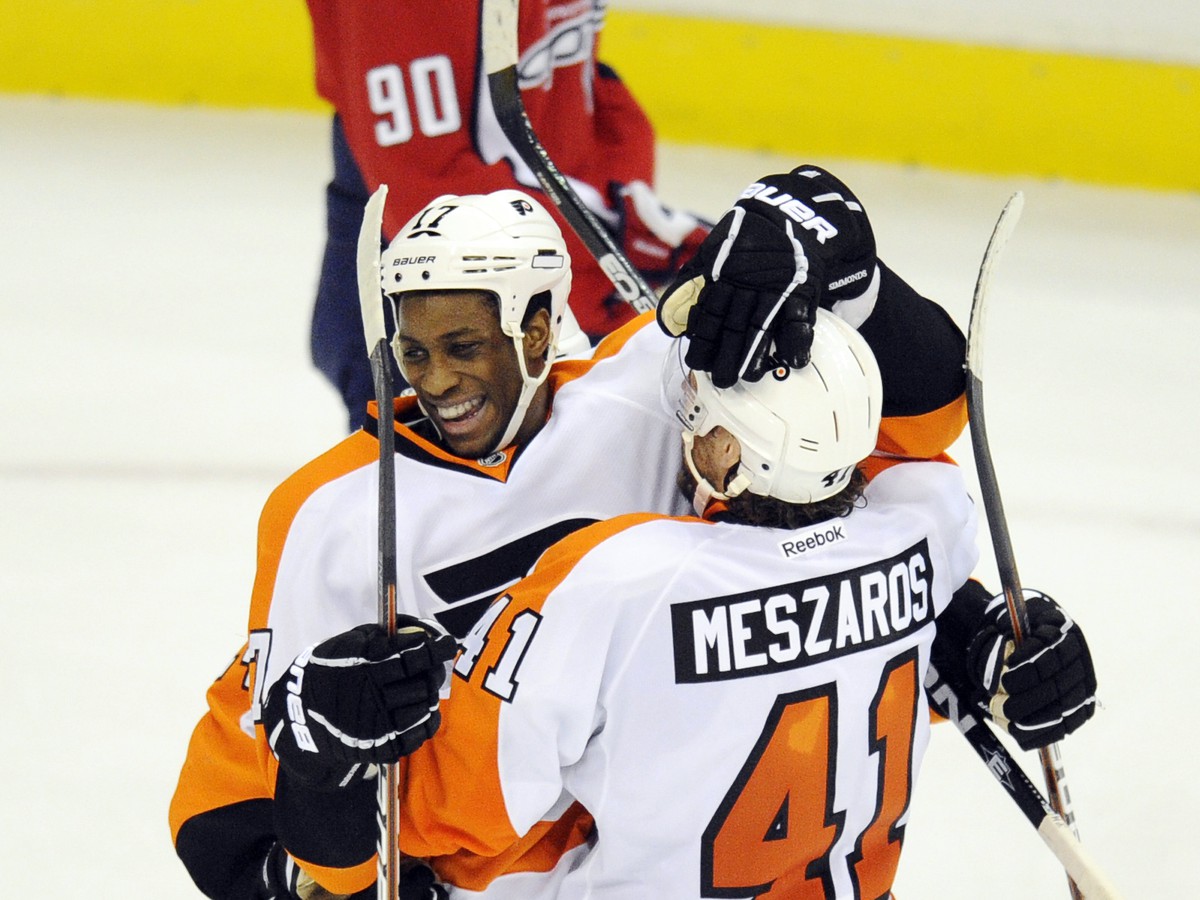 Wayne Simmonds a Andrej Meszároš sa radujú z gólu