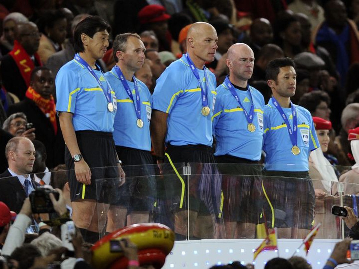 Rozhodcovská pätica na finálový duel MS 2010