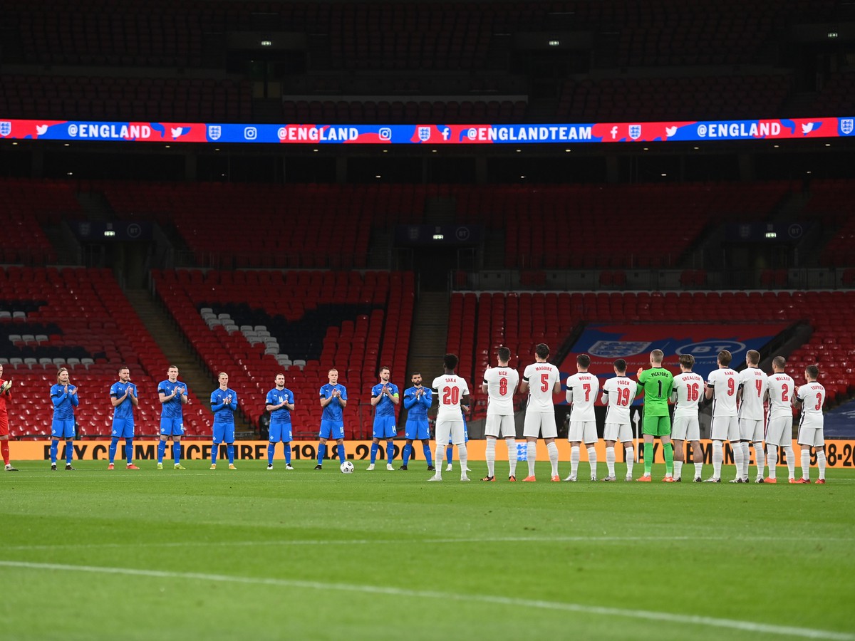 Hráči Anglicka a Islandu pred prázdnymi tribúnami vo Wembley