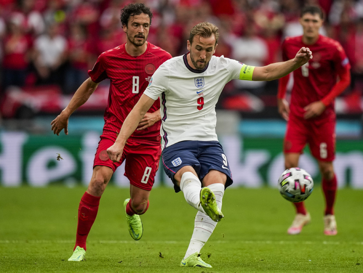 Anglický hráč Harry Kane kope do  lopty v zápase semifinále Anglicko - Dánsko