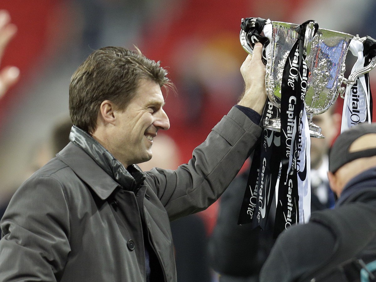 Tréner Swansea Michael Laudrup s trofejou pre víťaza Ligového pohára