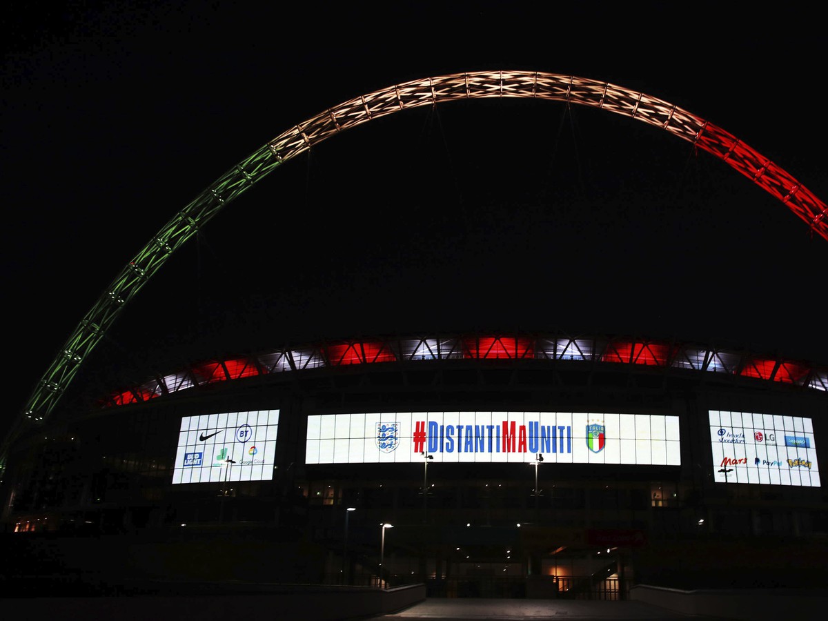 Wembley pripomenulo zrušený duel s Talianskom svetelnou šou 
