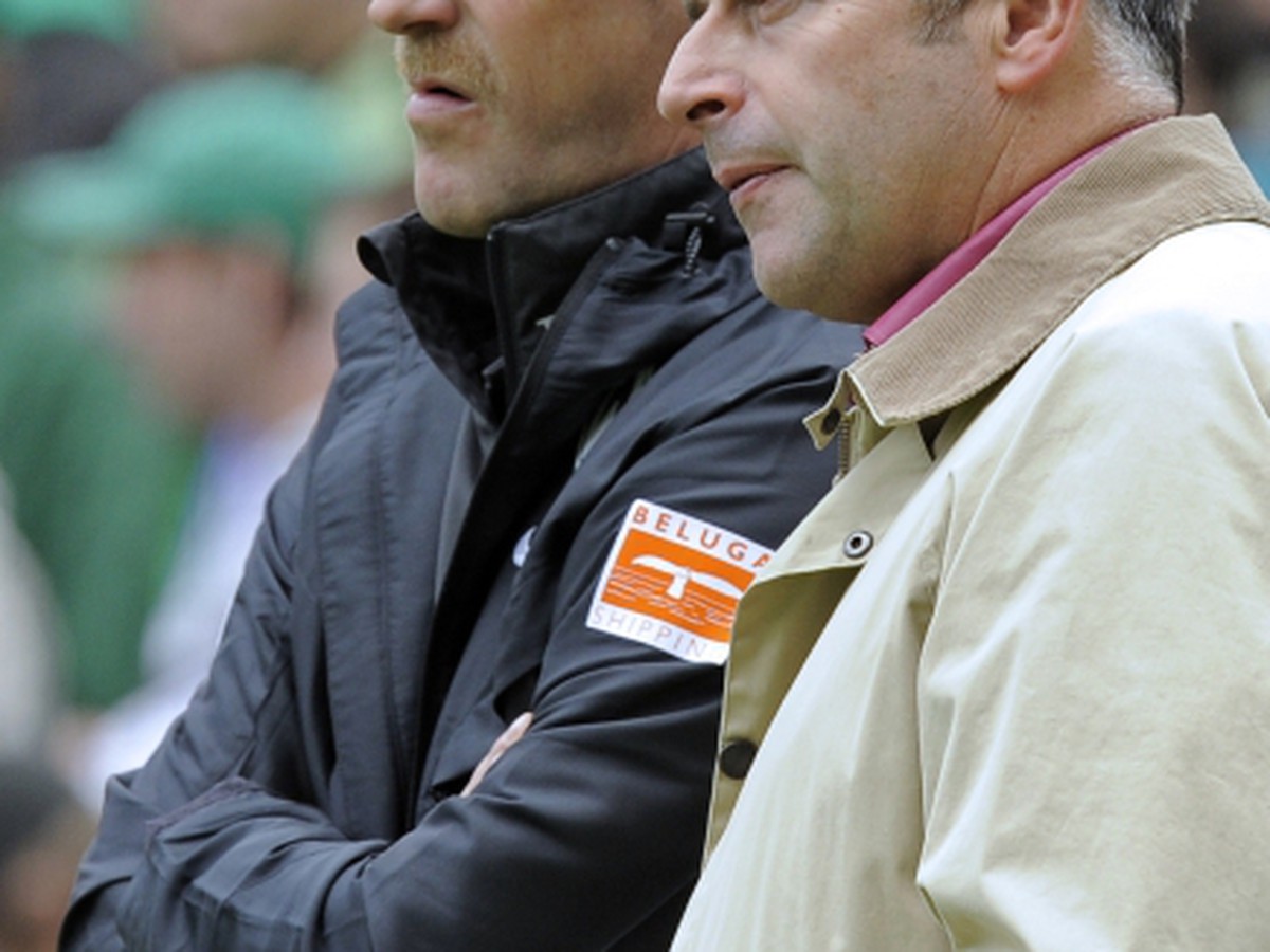 Tréner Werder Brémy Thomas Schaaf a riaditeľ klubu Klaus Allofs