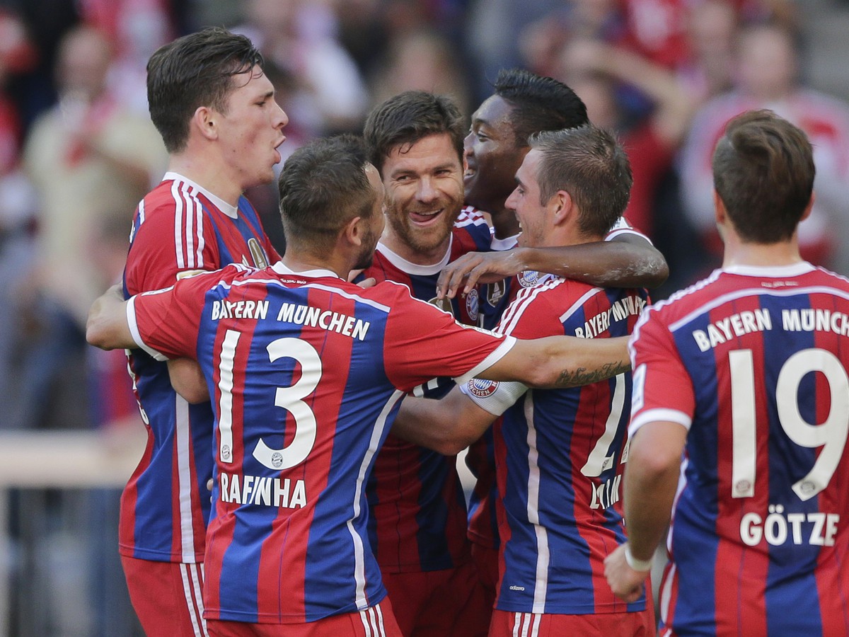 Hráči Bayernu Mníchov sa radujú z gólu do siete Brém