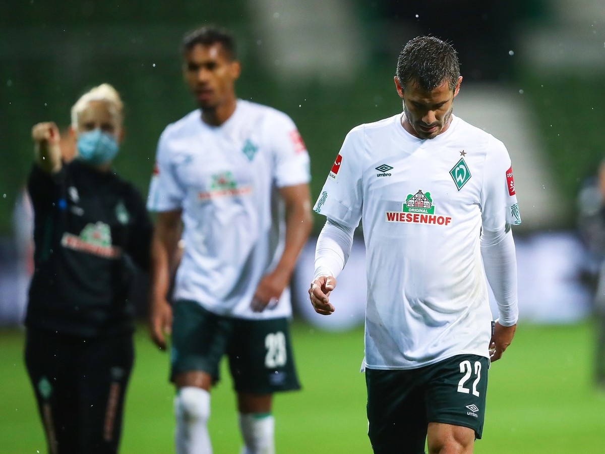 Sklamaní hráči Werderu Brémy po prvom barážovom zápase 