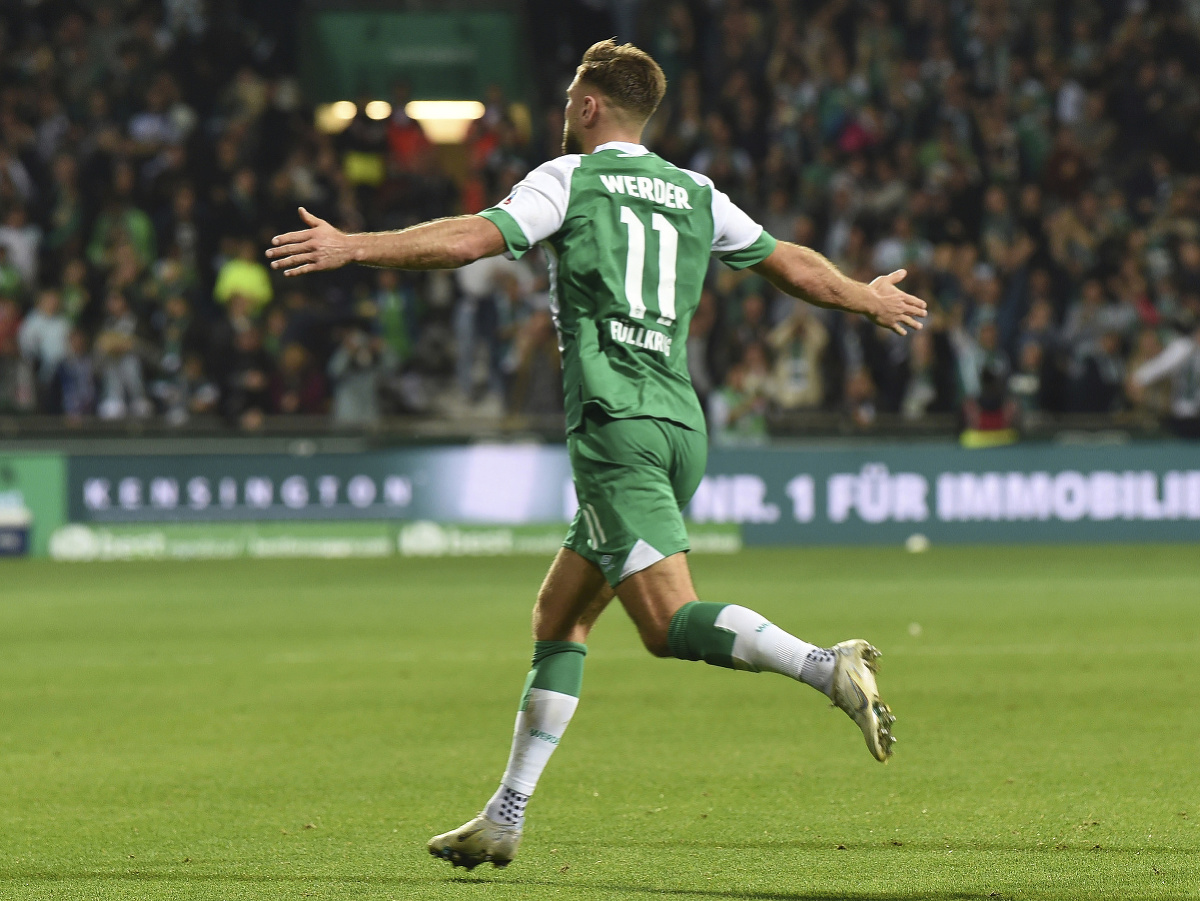 Útočník Werderu Brémy Niclas Füllkrug oslavuje gól