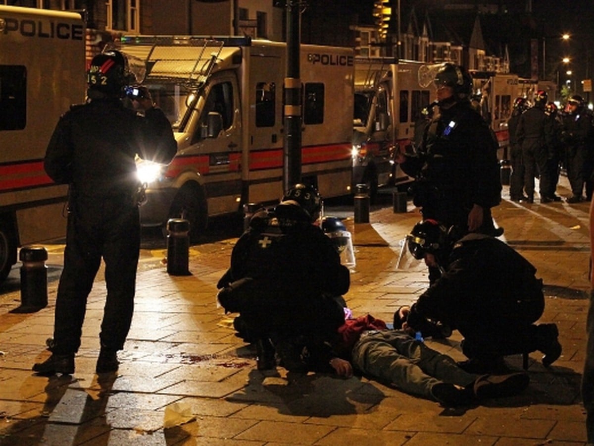 Policajti zasahovali v uliciach okolo Upton Parku