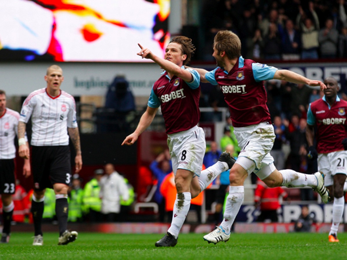 Scott Parker a Thomas Hitzlsperger sa tešia z gólu