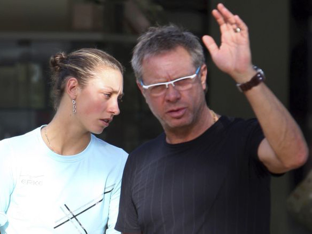 Zronená Yanina Wickmayerová s otcom