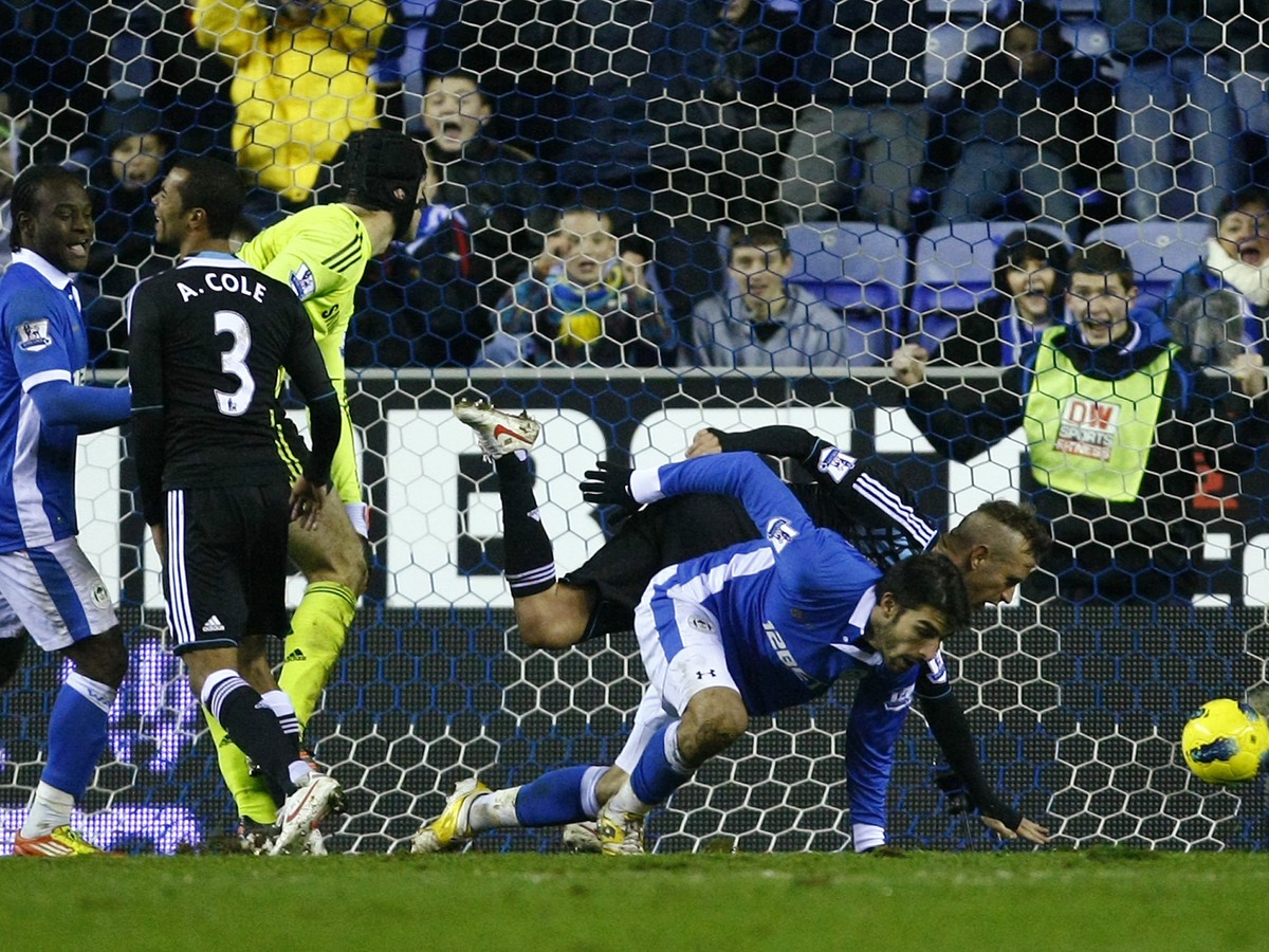Jordi Gomez strieľa vyrovnávajúci gól v zápase s Chelsea