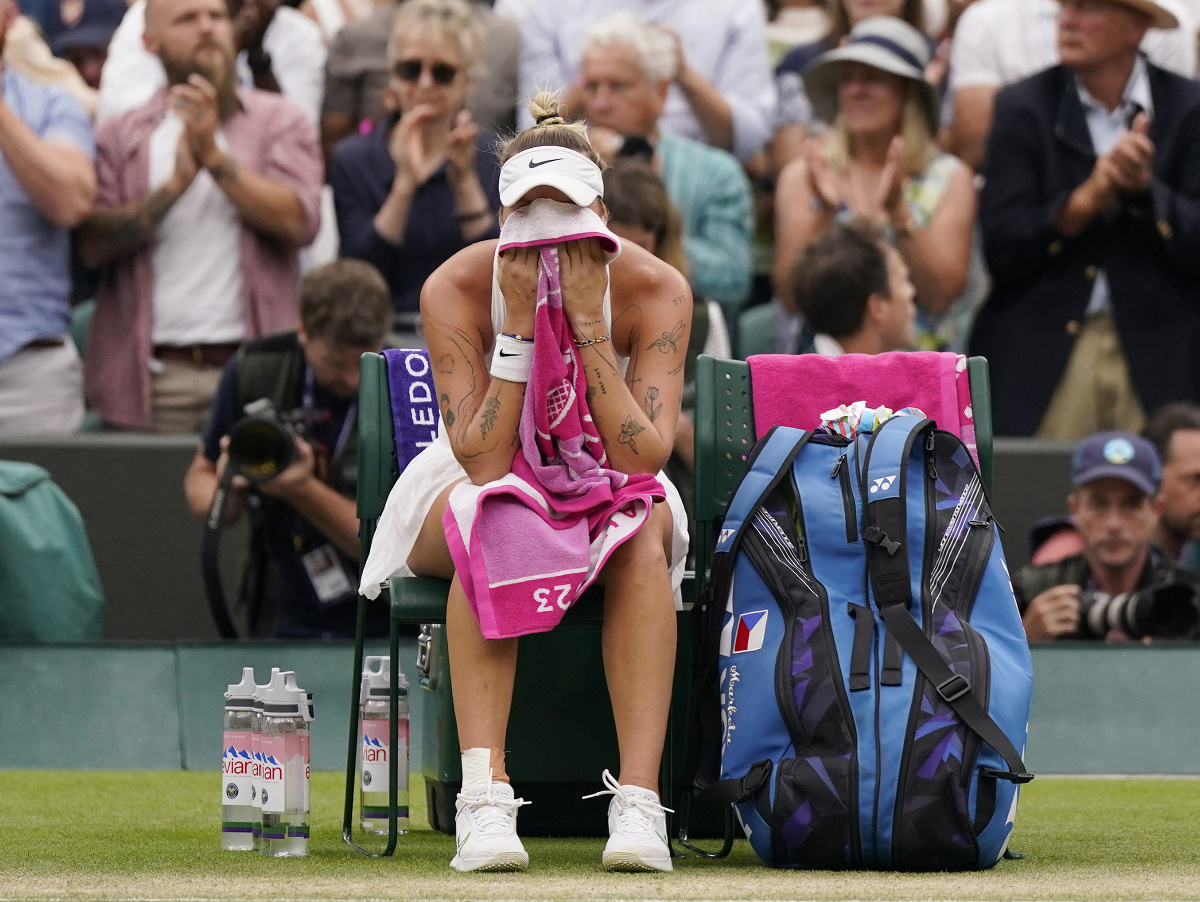 Česká tenistka Markéta Vondroušová v slzách oslavuje postup do semifinále Wimbledonu