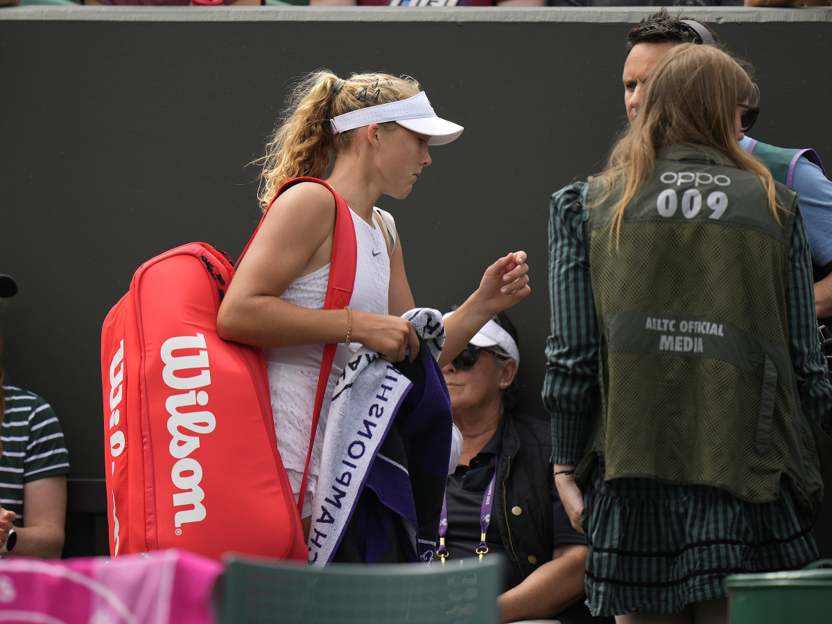 Ruská tenistka Mirra Andrejevová odchádza z kurtu po vypadnutí v osemfinále Wimbledonu
