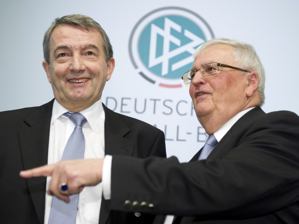 Bývalý prezident Nemeckého futbalového zväzu (DFB) Theo Zwanziger a generálny sekretár DFB Wolfgang Niersbach